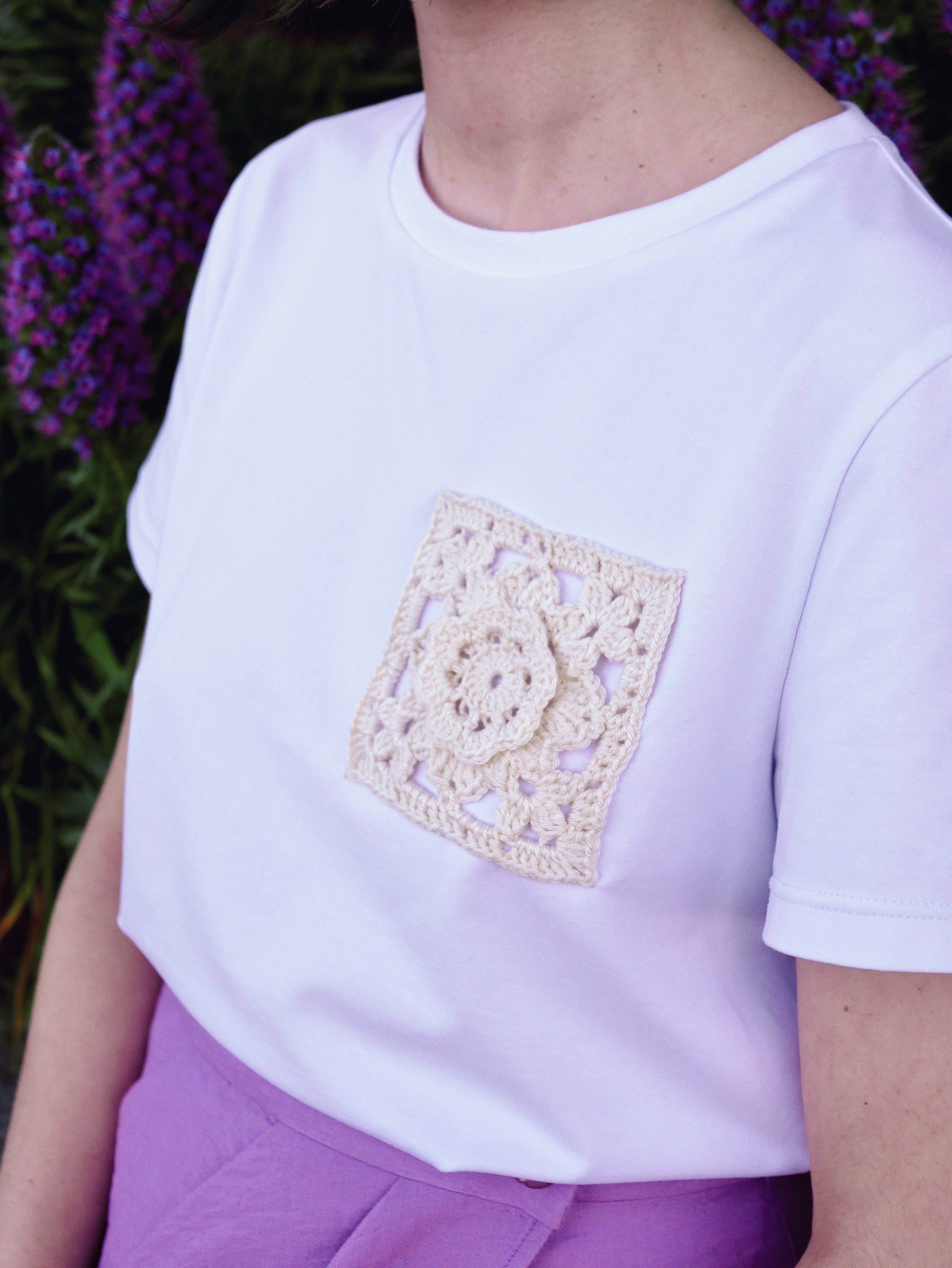 Détail empiècement crochet fleuri du t-shirt Florea, patron couture et crochet femme