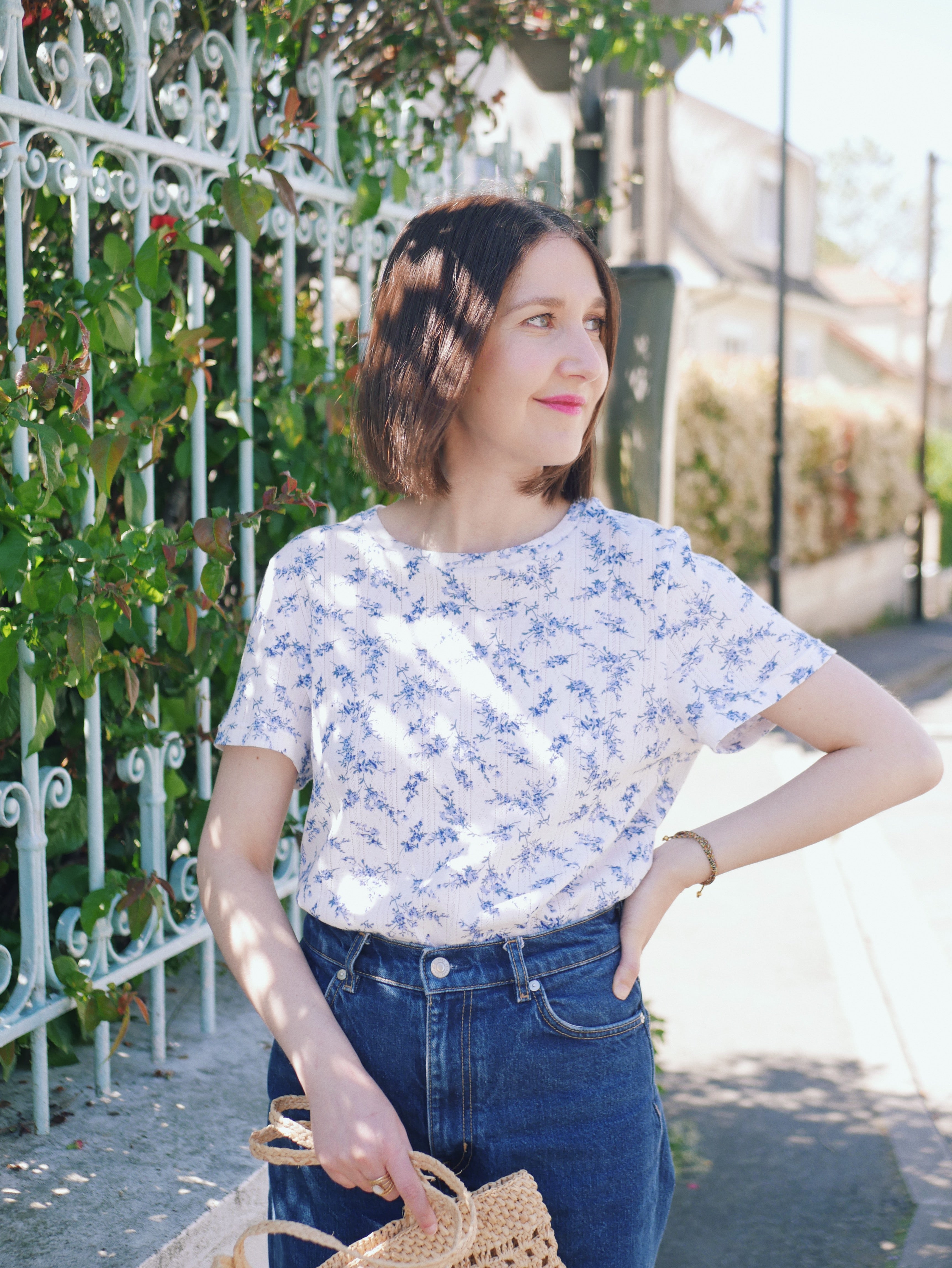 T-shirt FLOREA Patron de couture et crochet Version fleurs bleues Volantée Couture